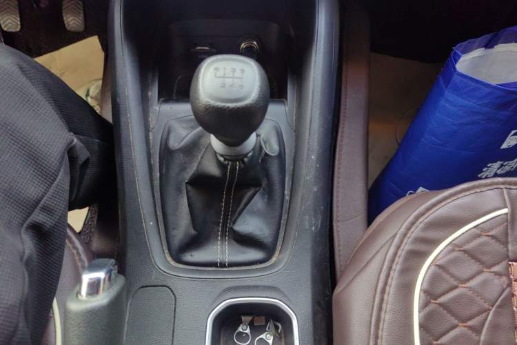 Used Wuling Hongguang S3 2019 1.5L Manual Standard Version China VI Standard Gear Lever