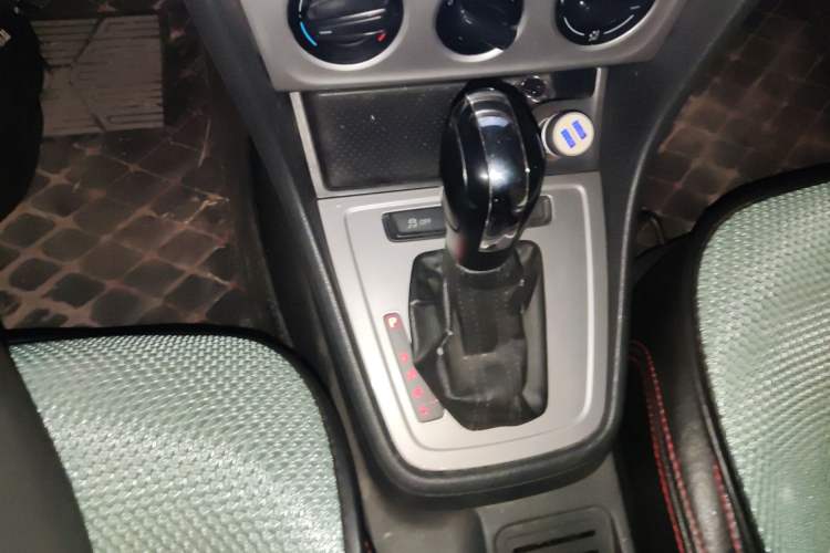 Used Volkswagen Gran Lavida 2013 1.6L Automatic Fashion Model