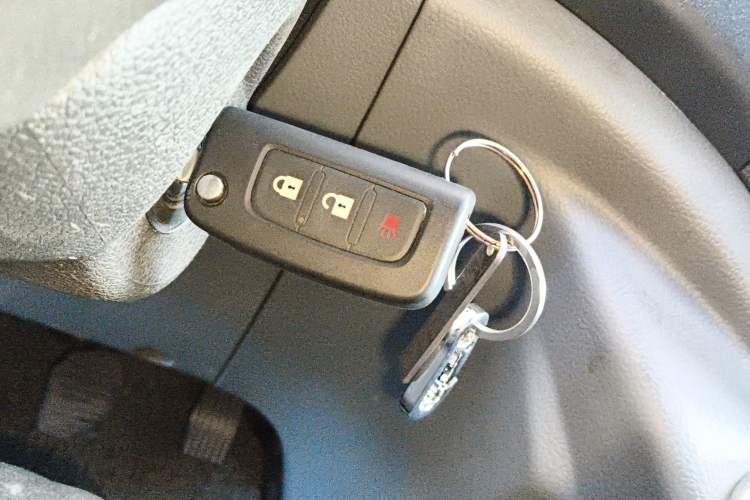 Used Foton Toano 2023 Joy Elephant Multi-Function 2.0T Manual Long-Wheelbase Mid-Roof Model with Single Rear Tire Available in 5/6/7/9-Seater Configurations Vehicle Key