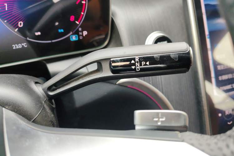 Used Mercedes-Benz GLC 2023 Facelift GLC 260 L 4MATIC Luxury Version 5 Seats Gear Lever