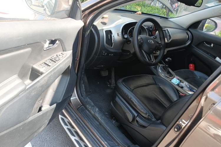 Used Kia Sportage R 2015 2.0L Automatic Two-Wheel Drive DLX Model Interior 3