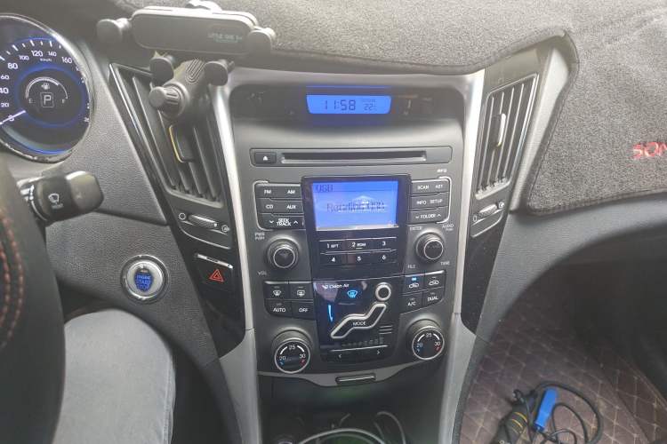 Used Hyundai Sonata 2014 2.0L Automatic Luxury Edition Audio And AC Panel