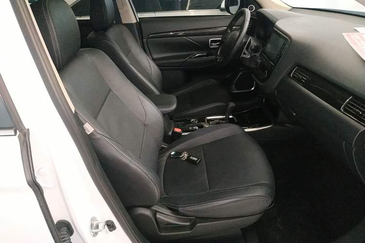 Used Mitsubishi Outlander 2018 2.4L 4x4 Elite Edition 5 Seats Right Front Seat