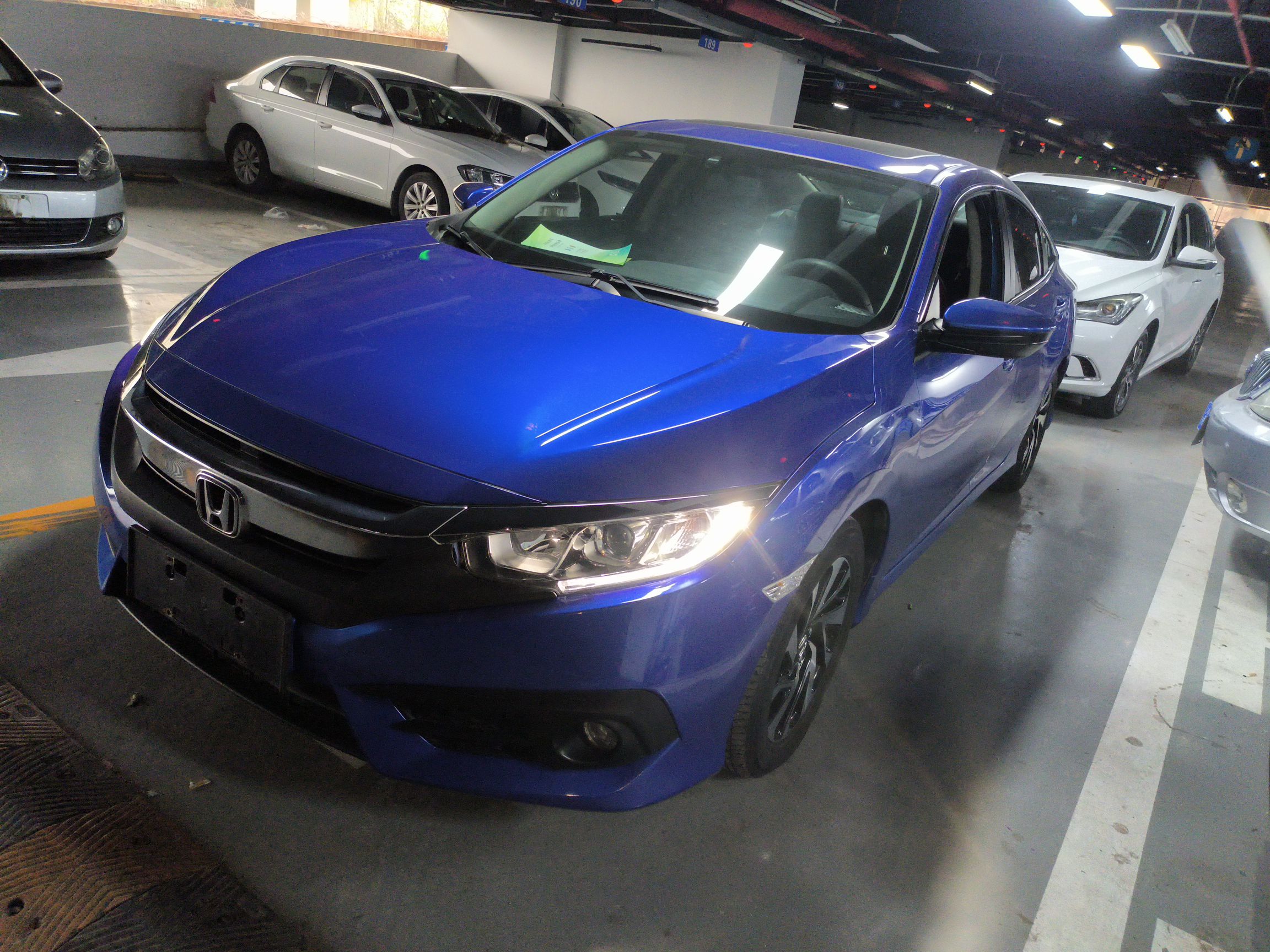 تحت مقدمة السيارة