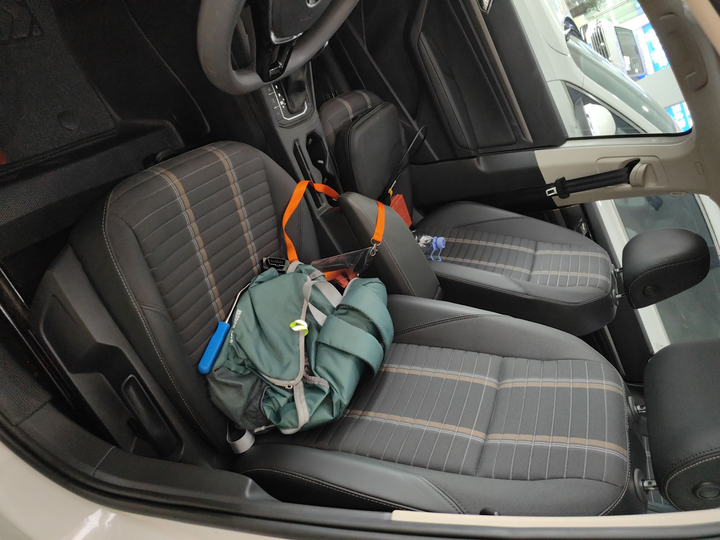 Переднее сиденье в автомобиле