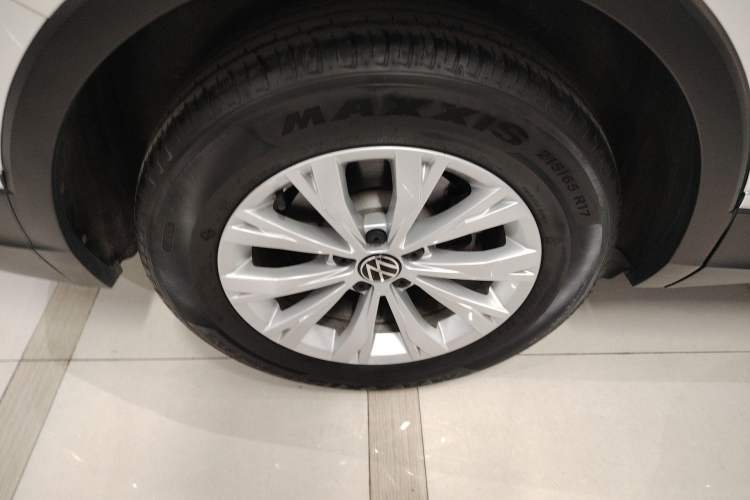 Used Volkswagen Tiguan L 2024 Outstanding Model 300TSI Automatic Two-Wheel Drive Longteng Edition Right Rear Wheel Hub