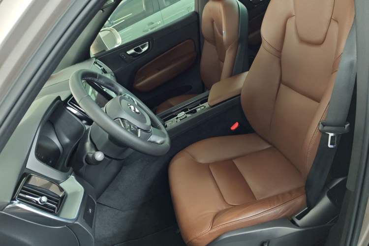 Used Volvo XC60 2023 B5 4x4 Smart Luxury Edition
