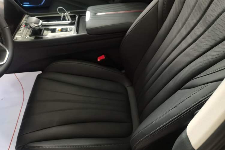 Used Hongqi H5 2025 2.0T Automatic Flag Edition – 500 000 Units Commemorative Version