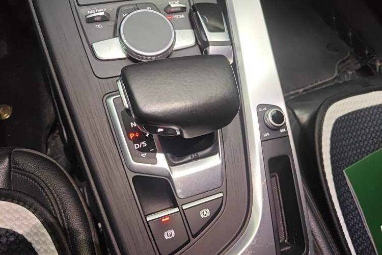 Used Audi A4L 2018 30th Anniversary Edition 40 TFSI Fashion Model Gear Lever