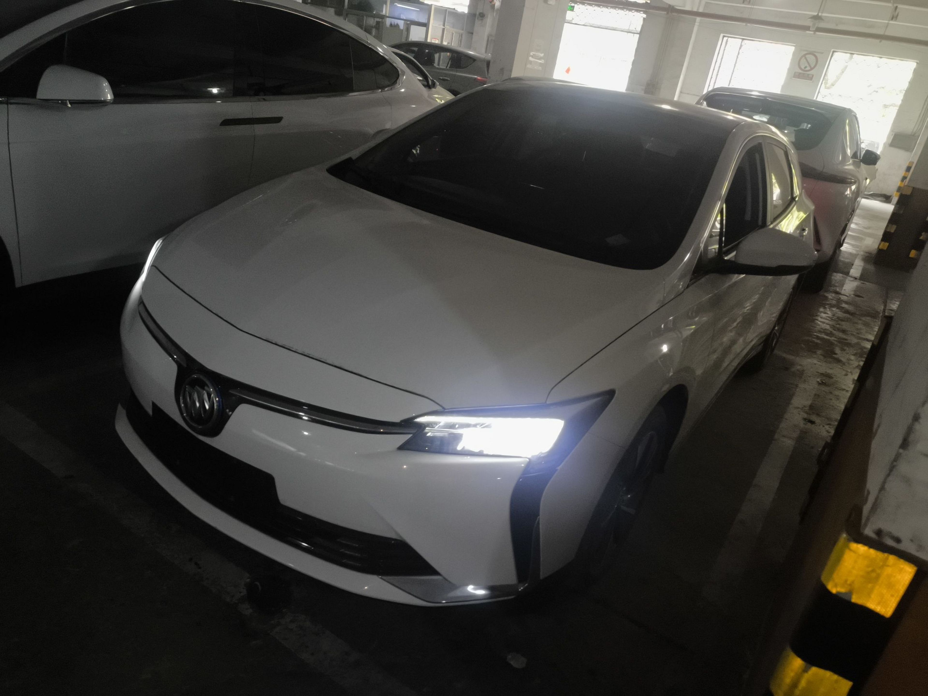 Под передней частью автомобиля