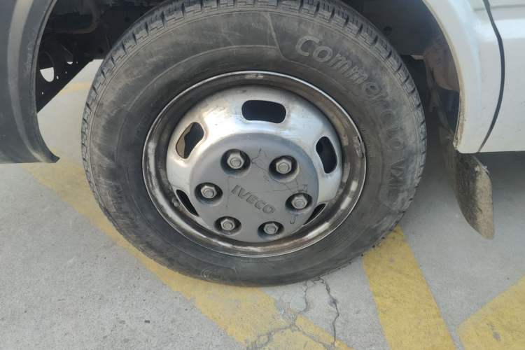 Used Iveco Daily 2023 2.5T A37M1 Long Wheelbase Mid-Roof Dual-Tire Side-Sliding Doors 5-9 Seats