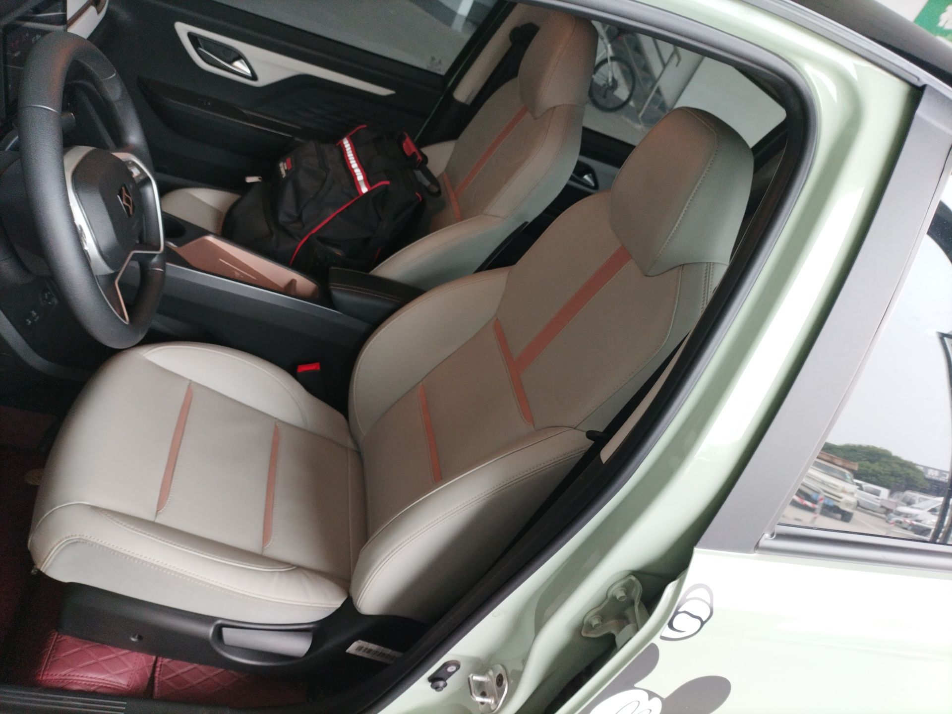 المقاعد الأمامية داخل السيارة