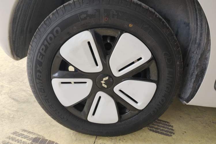Used Wuling Hongguang MINIEV 2025 Four-Door Version Premium Edition Right Rear Wheel Hub
