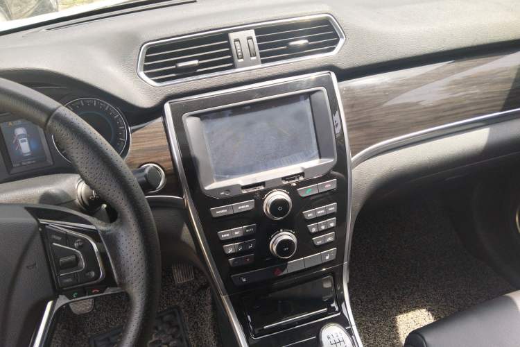 Used Haval H2 2016 Red Label 1.5T Manual Two-Wheel Drive Elite Model Audio And AC Panel