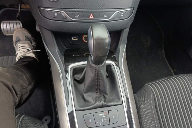 Used Peugeot 408 2014 1.8L Automatic Luxury Edition Gear Lever