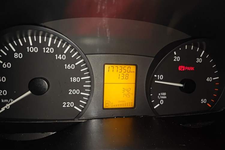 Used Mercedes-Benz Vito 2013 2.1T Elite Edition Odometer Close Up