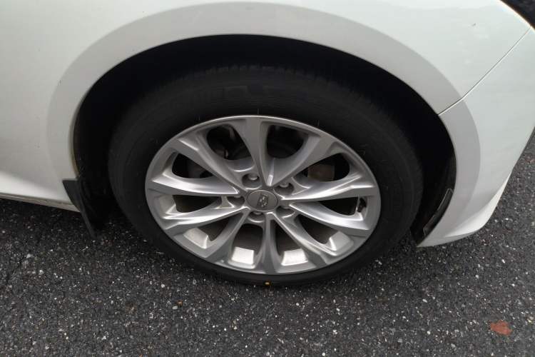 Used Cadillac CT5 2022 28T Luxury Edition Right Front Wheel Hub