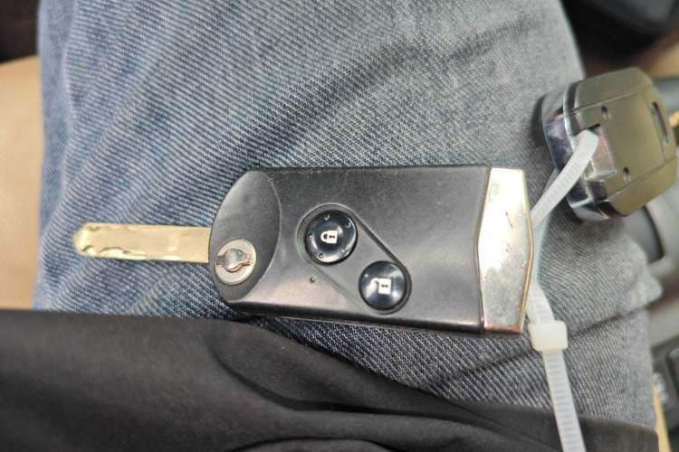 Used Honda CR-V 2010 2.4L automatic four-wheel drive luxury version Vehicle Key