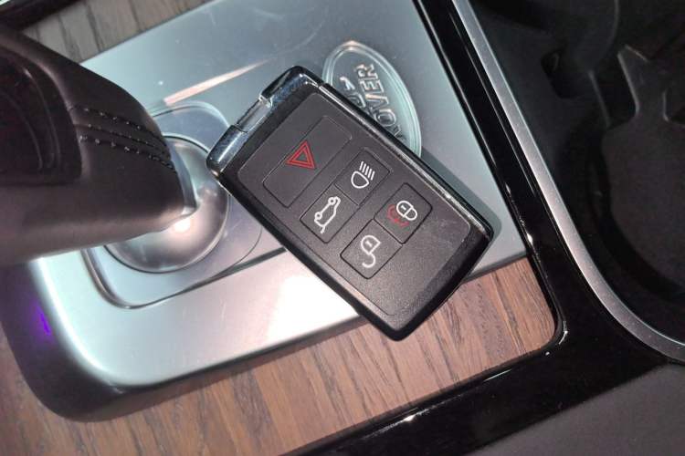 Used Land Rover Discovery Sport 2022 249 PS R-Dynamic S Performance Edition 5 Seats Interior 1