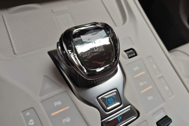 Used Denza D9 2025 DM-i Intelligent Drive 1020 Four-Wheel Drive Prestige Model
