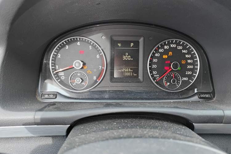 Used Volkswagen Touran 2015 1.4T DSG Comfort Edition 5 Seats Odometer Close Up