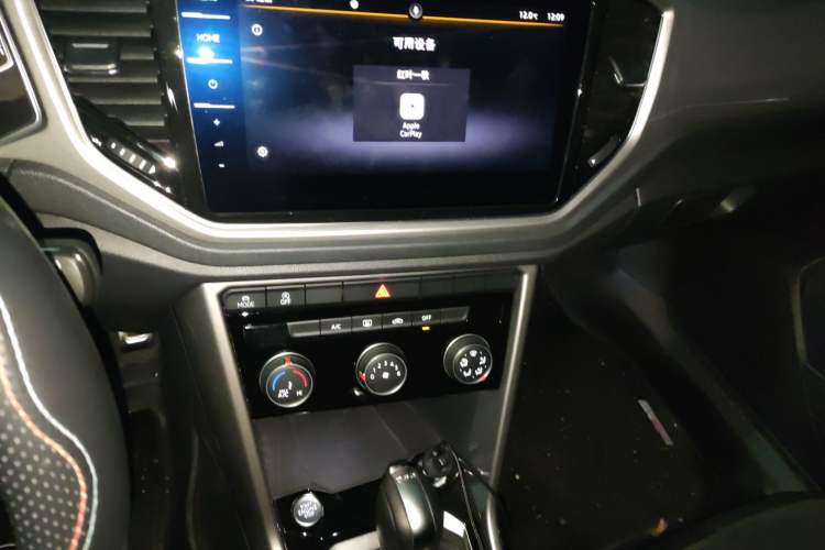 Used Volkswagen T-ROC 2022 280TSI DSG Two-Wheel Drive R-Line Pro PLUS Audio And AC Panel