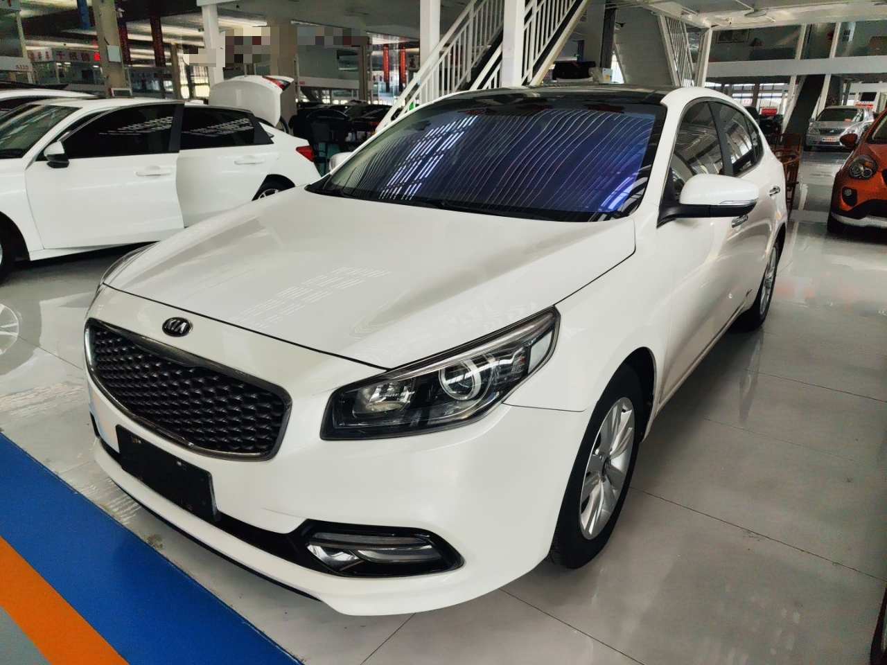 Под передней частью автомобиля