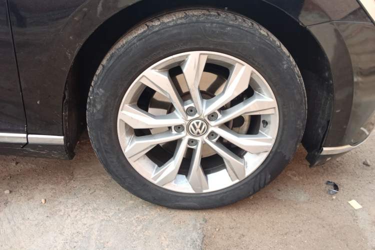 Used Volkswagen Magotan 2017 330TSI DSG Luxury Model Right Front Wheel Hub