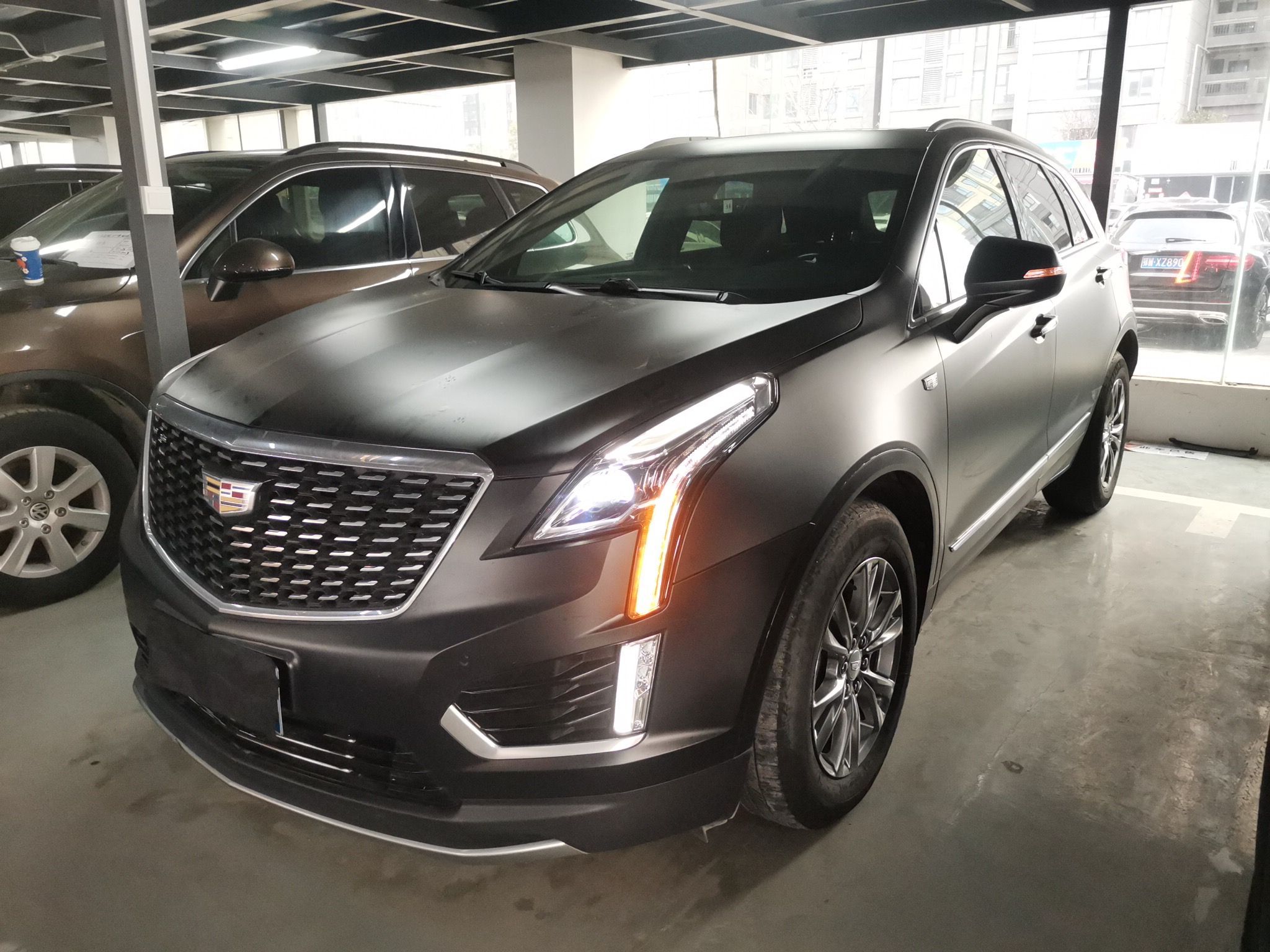 Под передней частью автомобиля