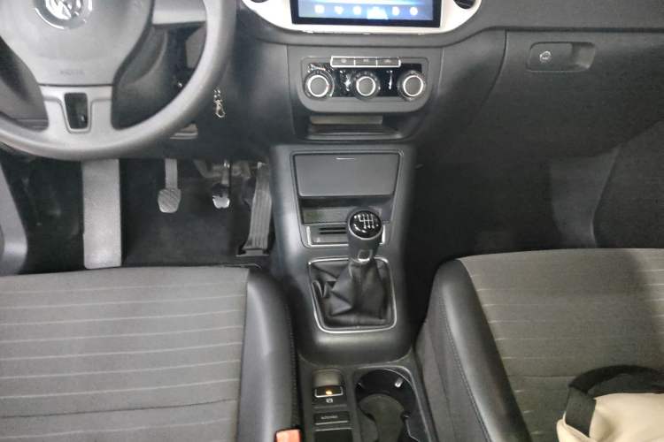 Used Volkswagen Tiguan 2015 1.8TSI Manual Two-Wheel Drive Fashion Edition Gear Lever
