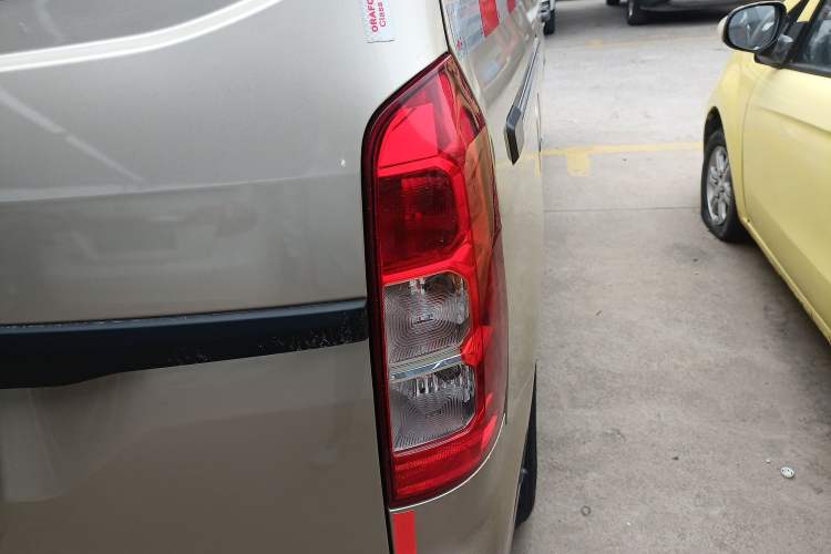 Used Wuling Hongguang V 2022 1.5L Jingqu Edition Enclosed-Window Vehicle with Hydraulic Power Steering LAR