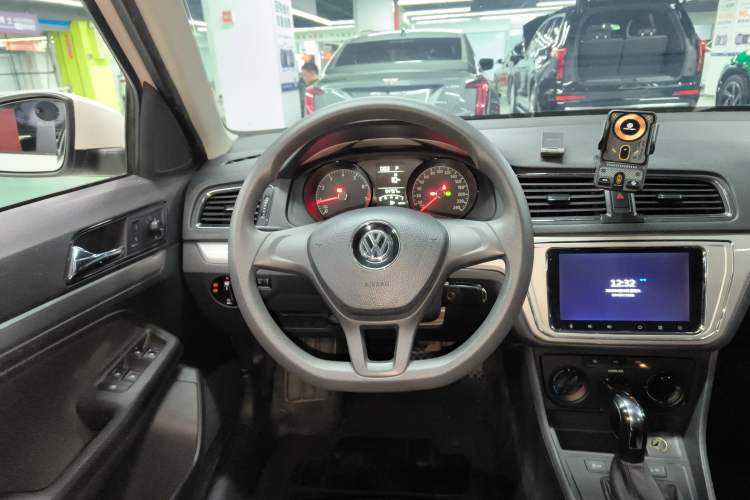 Used Volkswagen Gran Lavida 2015 1.6L Automatic Fashion Edition Steering Wheel