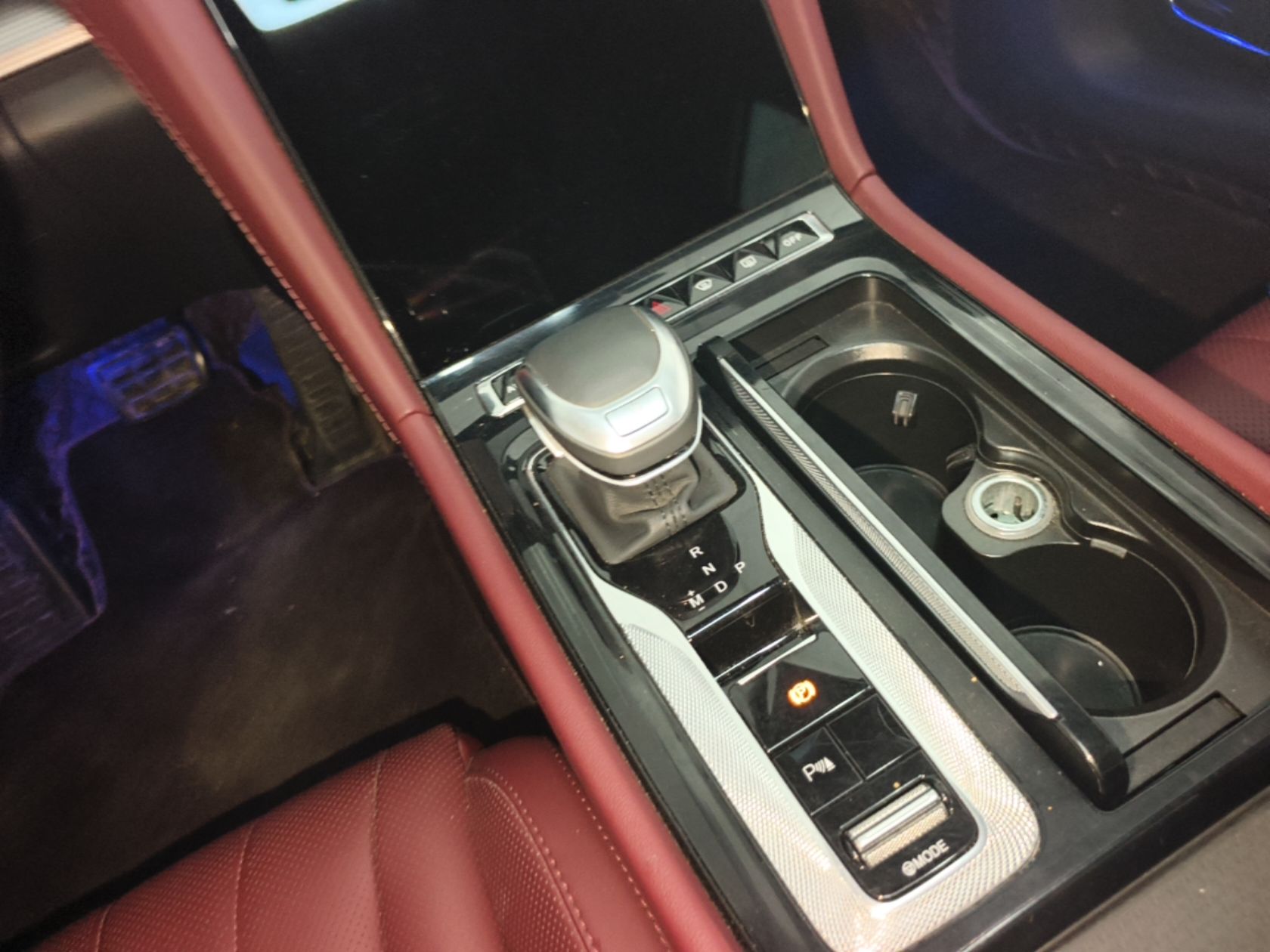 Hongqi H5 2024 2.0T Automatic Smart Connect Flagship Edition - Chinese Trim Xiang — снимка 16