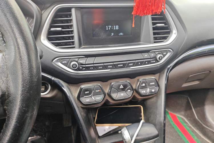 Used GAC Trumpchi GS4 2017 200T G-DCT Two-Wheel Drive Elite Edition Audio And AC Panel