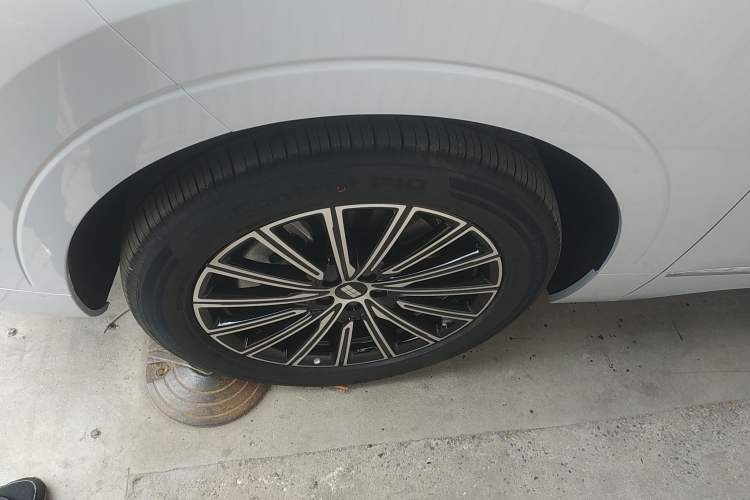 Used Geely Galaxy M9 2025 Model 210km Four-Wheel-Drive Leading Edition Left Front Wheel Hub