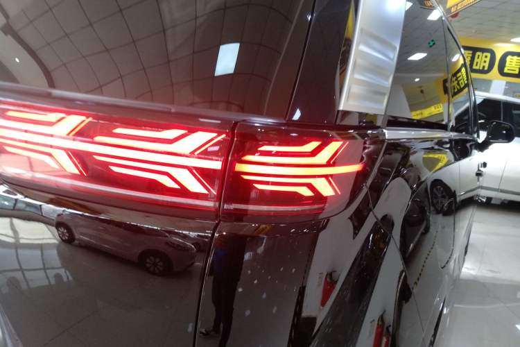 Used Denza D9 2025 DM-i Intelligent Drive 1020 Four-Wheel Drive Flagship Model
