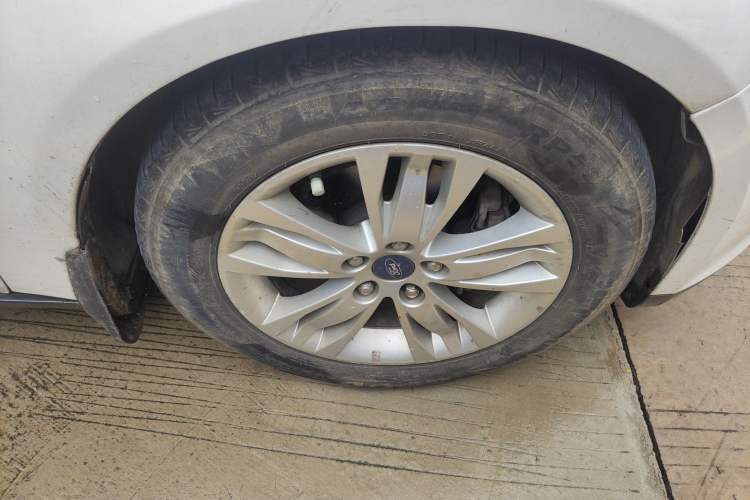 Used Ford Focus 2012 Sedan 1.6L Automatic Comfort Model Right Front Wheel Hub