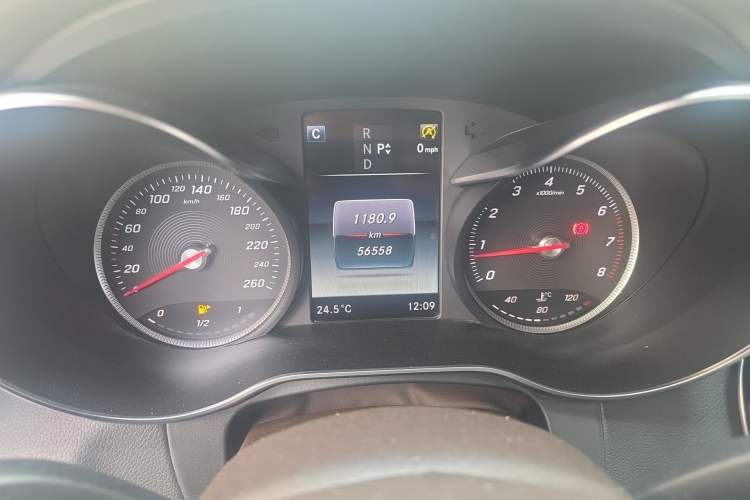 Used Mercedes-Benz GLC 2019 GLC 260 L 4MATIC Dynamic Model Odometer Close Up