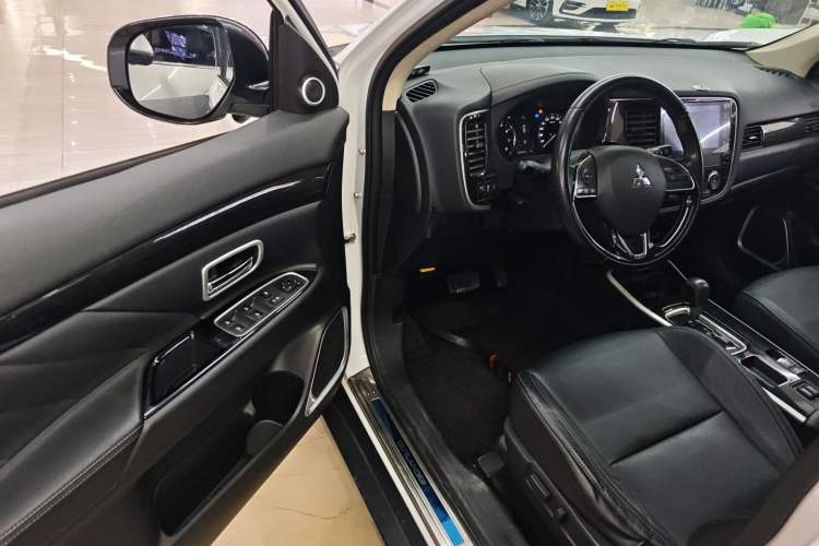 Used Mitsubishi Outlander 2019 2.0L Two-Wheel Drive Comfort Edition 7-Seater China VI Standard
