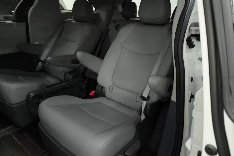 Used Toyota Granvia 2023 2.5L Hybrid Luxury Edition
