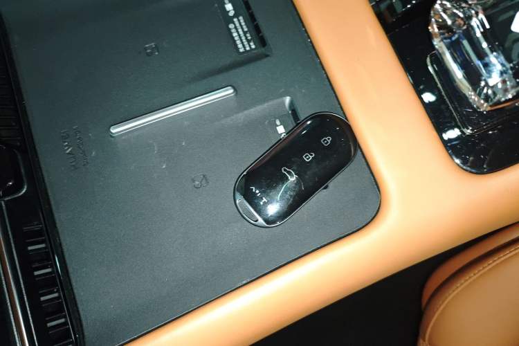 Used Hima AITO M7 2024 1.5T Intelligent Driving All-Wheel Drive Pro Version 5 Seats Ternary Lithium Battery
