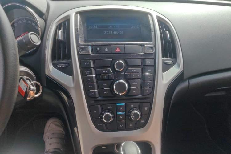 Used Buick GT 2013 GT 1.8L Automatic Fashion Edition Audio And AC Panel