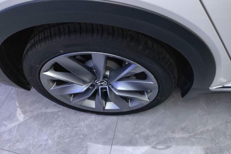 Used Volkswagen FAW-Volkswagen CC 2024 Estate Car 380TSI Hunter's Heart Edition Right Rear Wheel Hub