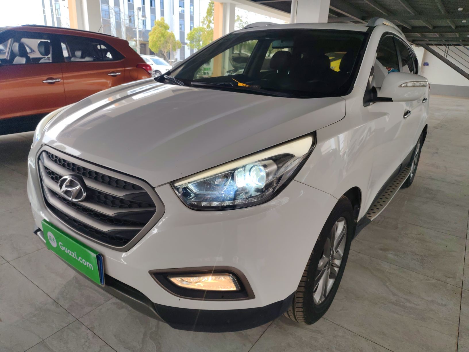 تحت مقدمة السيارة