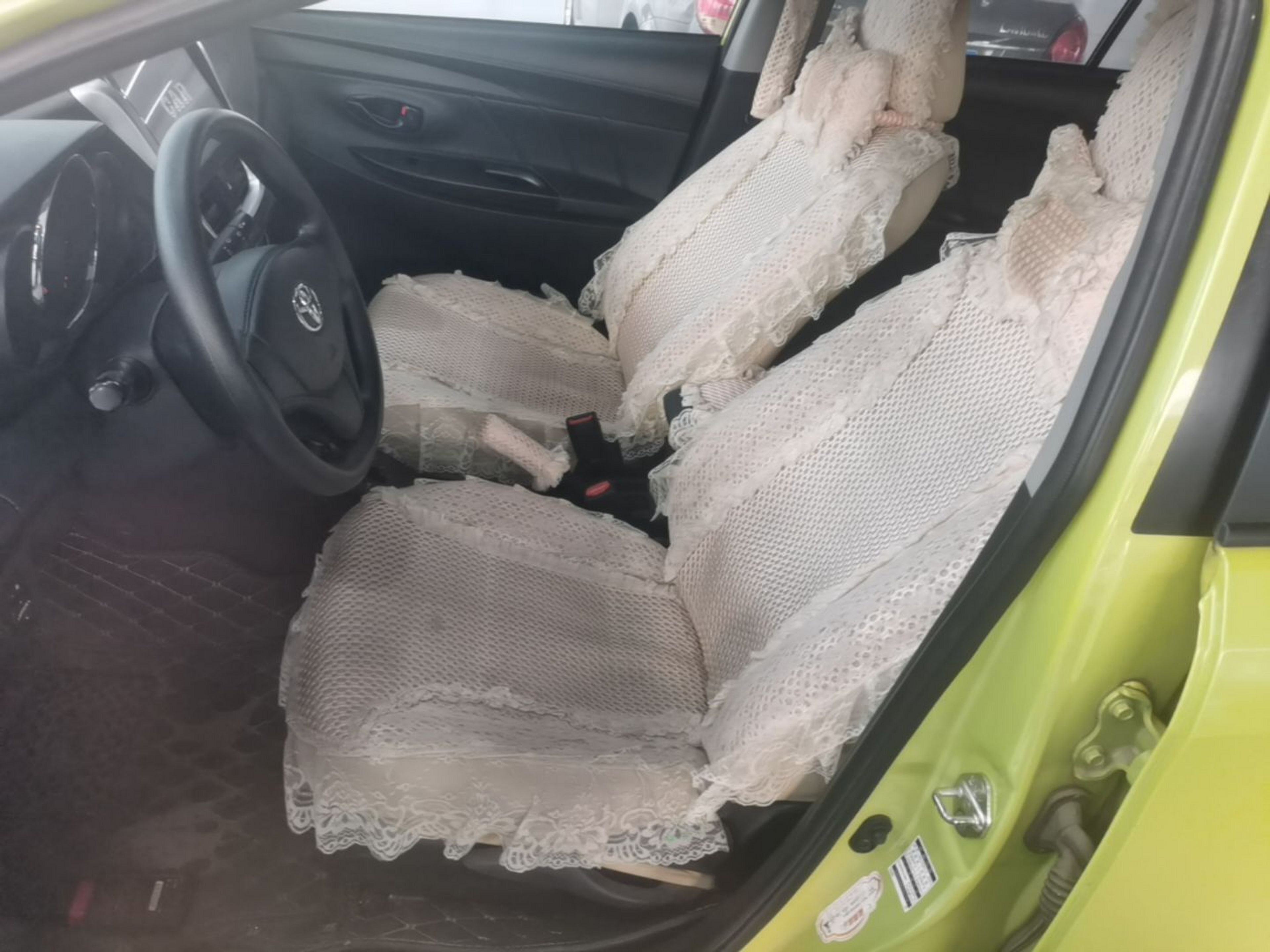 المقاعد الأمامية داخل السيارة