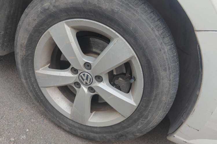 Used Volkswagen Gran Lavida 2013 1.6L Automatic Fashion Model Right Front Wheel Hub