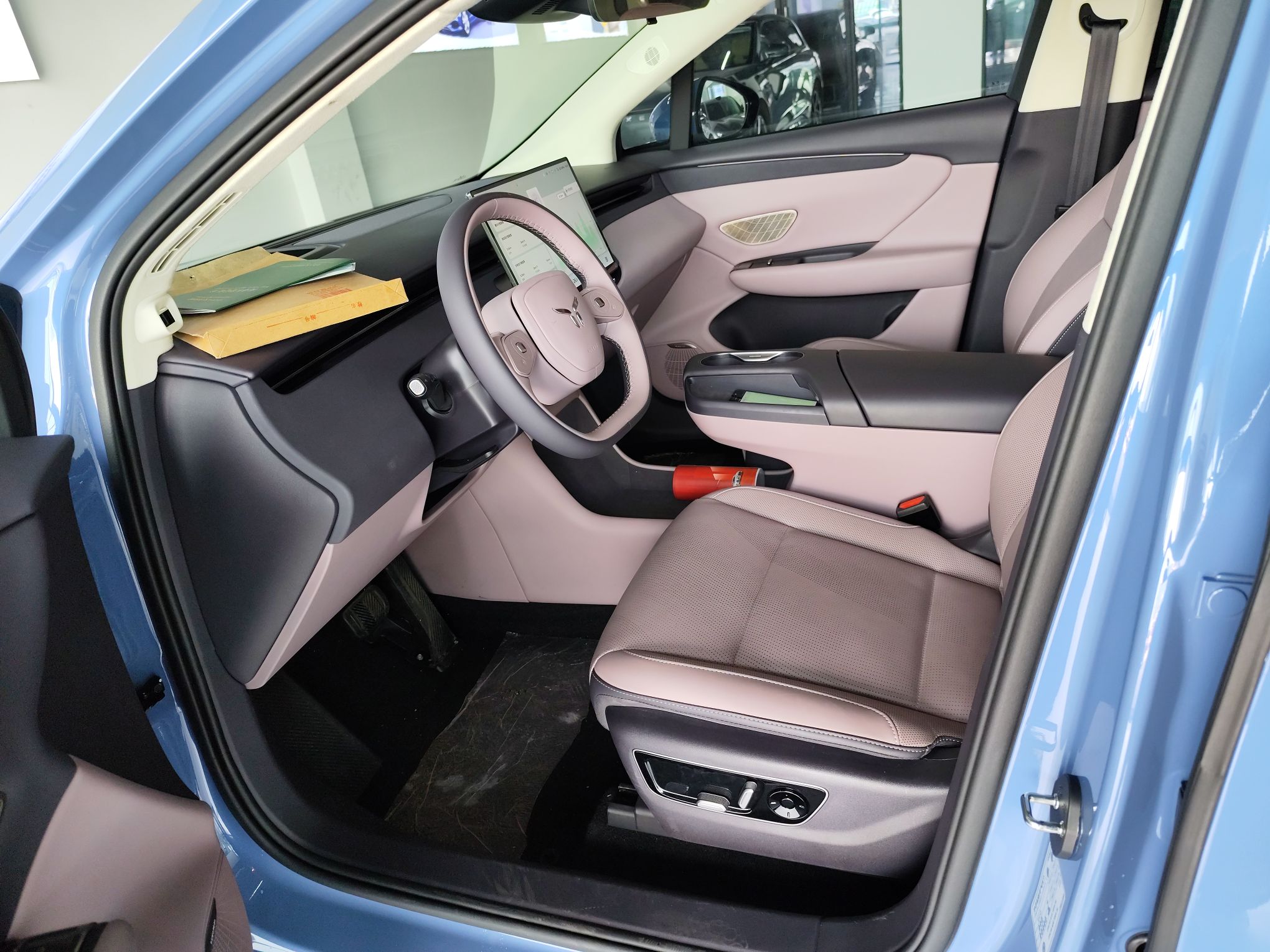 المقاعد الأمامية داخل السيارة