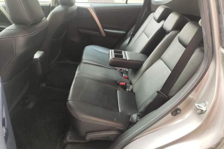 Used Toyota RAV4 2019 2.0L CVT Two-Wheel Drive Fashion X Limited Edition China VI Standard Left Rear Seat