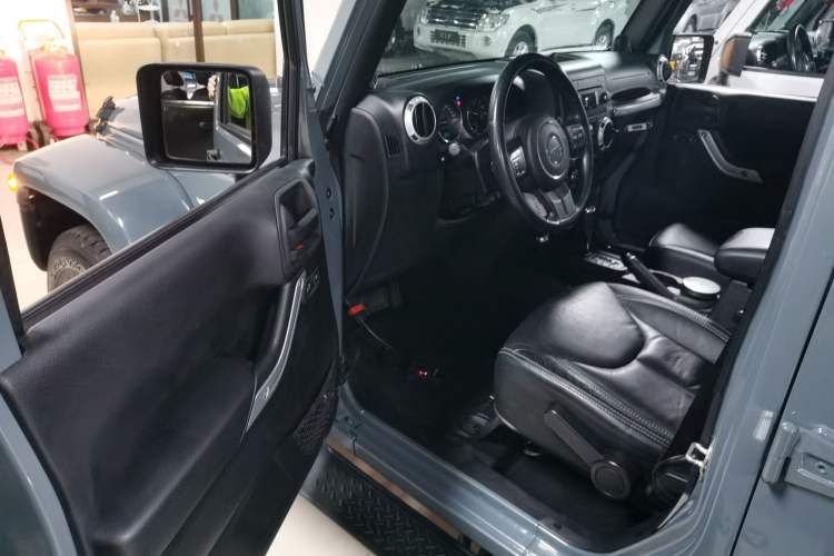 Used Jeep Wrangler 2013 3.6L Sahara Four-Door Edition
