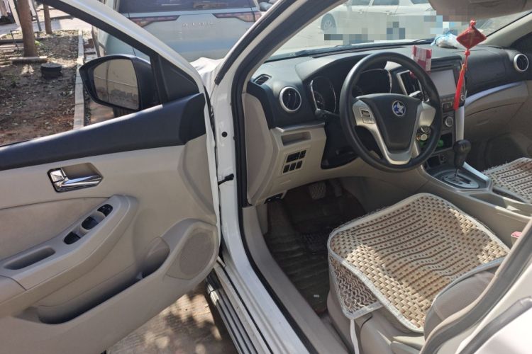 Used Venucia T70 2015 2.0L CVT Smart Edition
